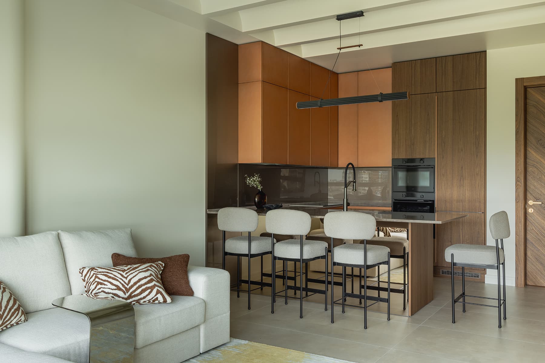 Медная кухня и глубокие природные тона в интерьере семейной квартиры — проект бюро ADDAtelier