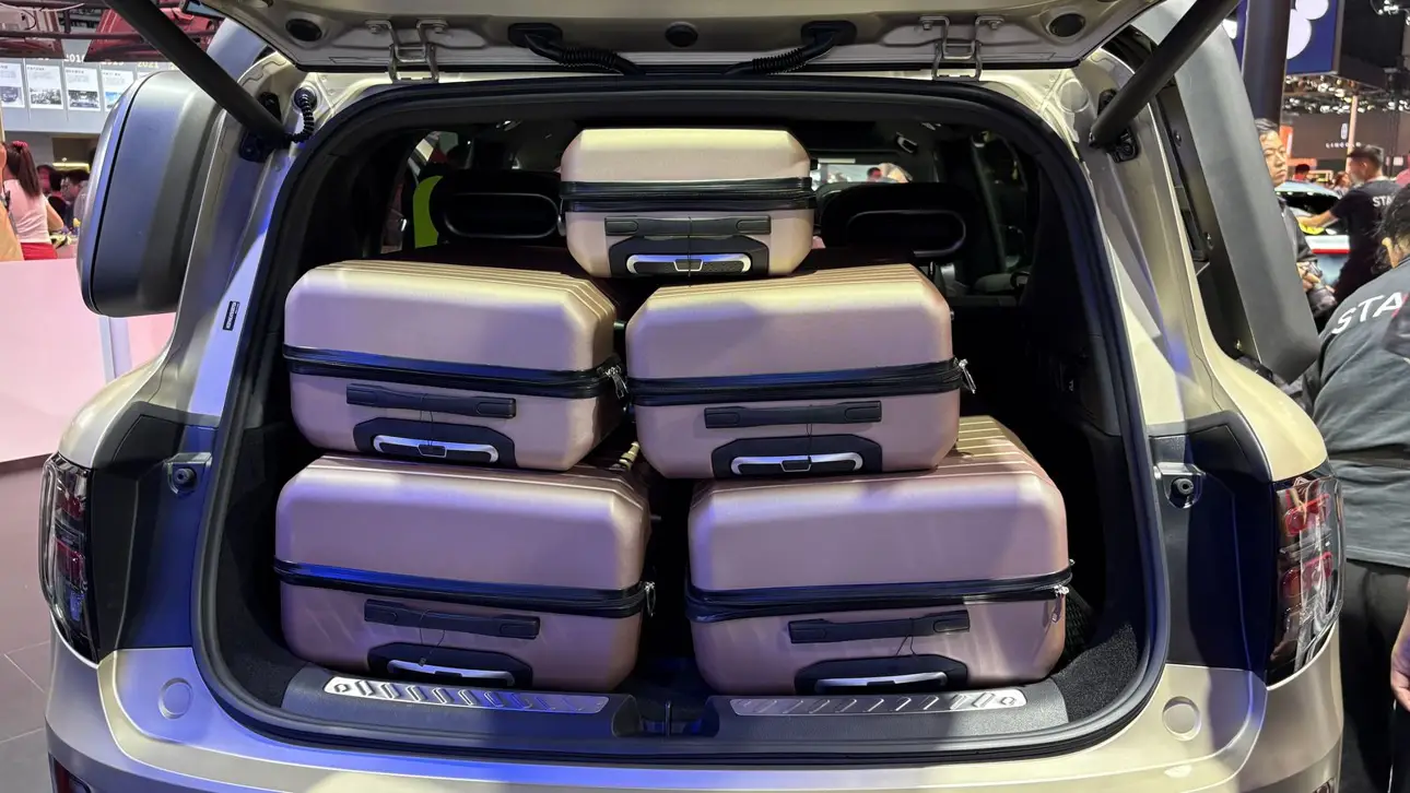 Вместительный багажник в авто