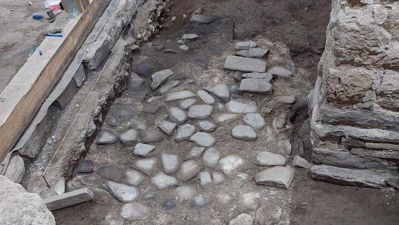 Фрагменты древних каменных полов нашли в храме в Ингушетии