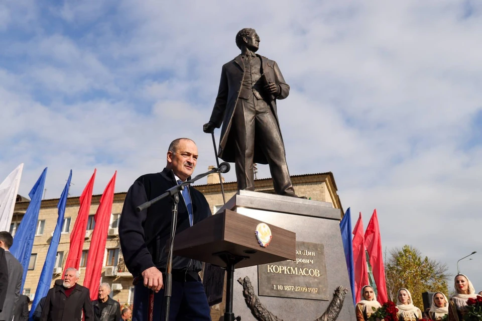 Глава Дагестана открыл памятник Джелал-эд-Дину Коркмасову0