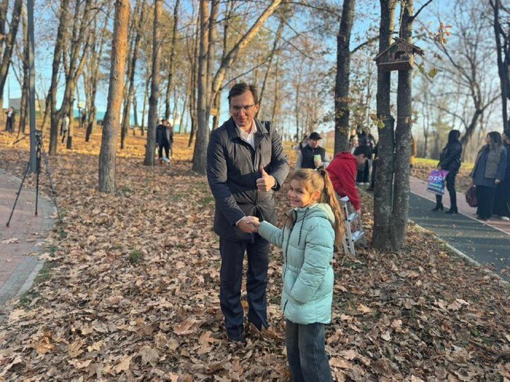 Глава Кисловодска вместе с детьми развесил кормушки в Комсомольском парке  Ставрополь (Кавказ)1