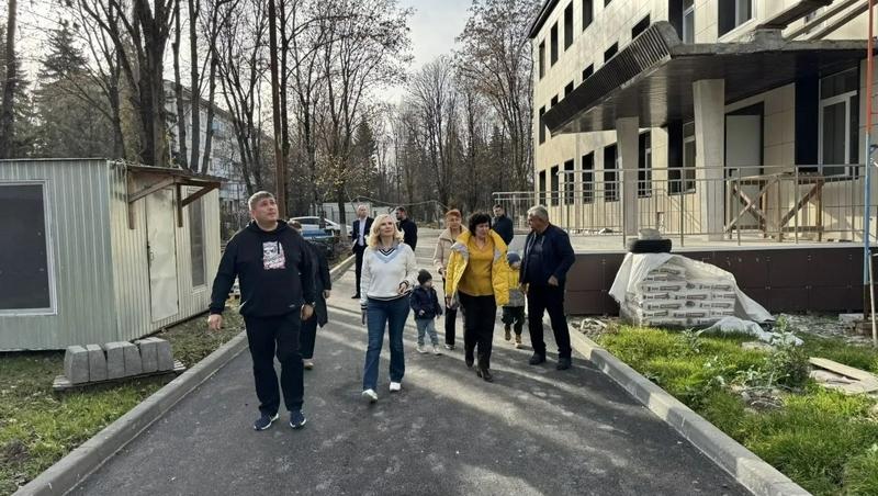 Глава минобра Ставрополья осмотрела школу в Ессентуках, где меняют подрядчика