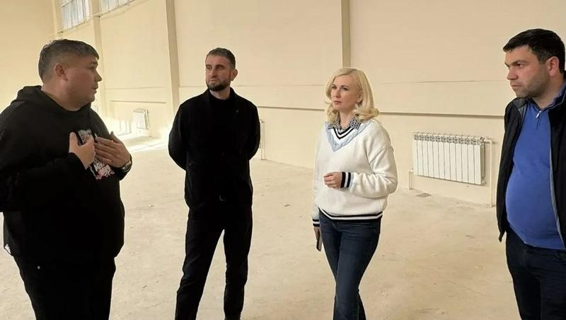 Глава минобра Ставрополья осмотрела школу в Ессентуках, где меняют подрядчика