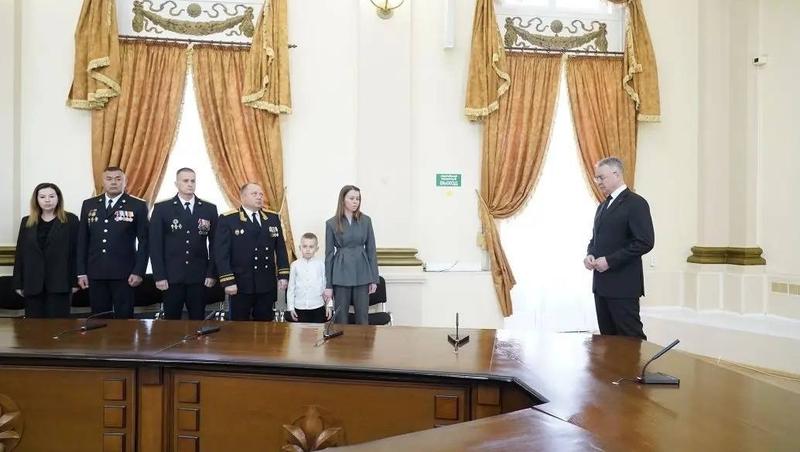 Глава Ставрополья вручил награду семье погибшего сотрудника ФСБ