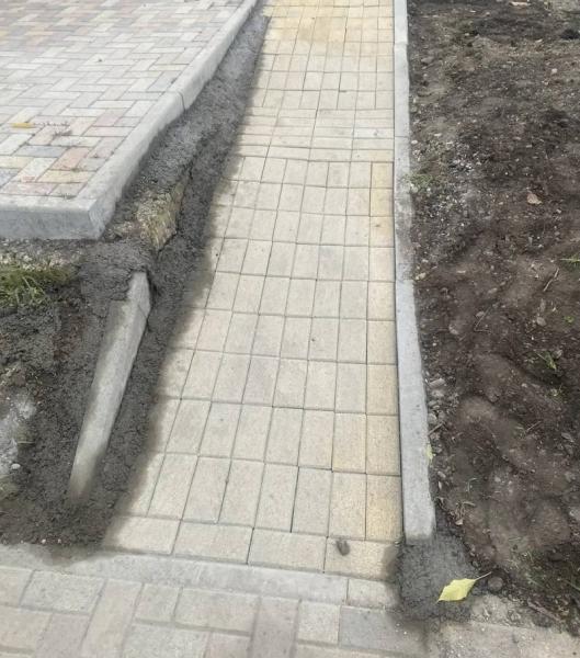 Главу Кочубеевского округа возмутило качество благоустройства тротуара
