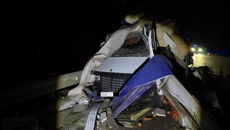 Грузовик столкнулся с «Газелью» в Петровском округе