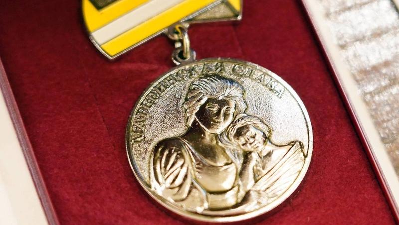 Губернатор вручил ставропольчанкам 64 медали «Материнская слава»