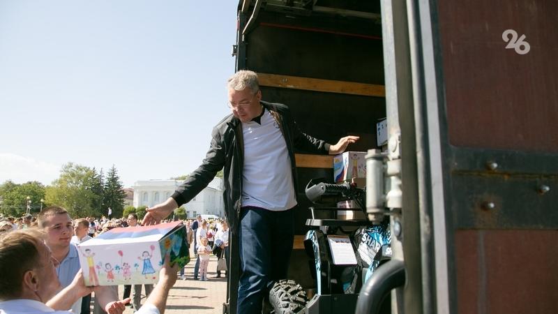 Ипатовский округ передал подарки для детей из Антрацита