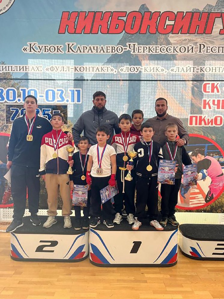 Кисловодчане стали лучшими на межрегиональном турнире по кикбоксингу