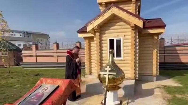 Купол с крестом установлены в Чечне на православной часовне госпиталя МВД