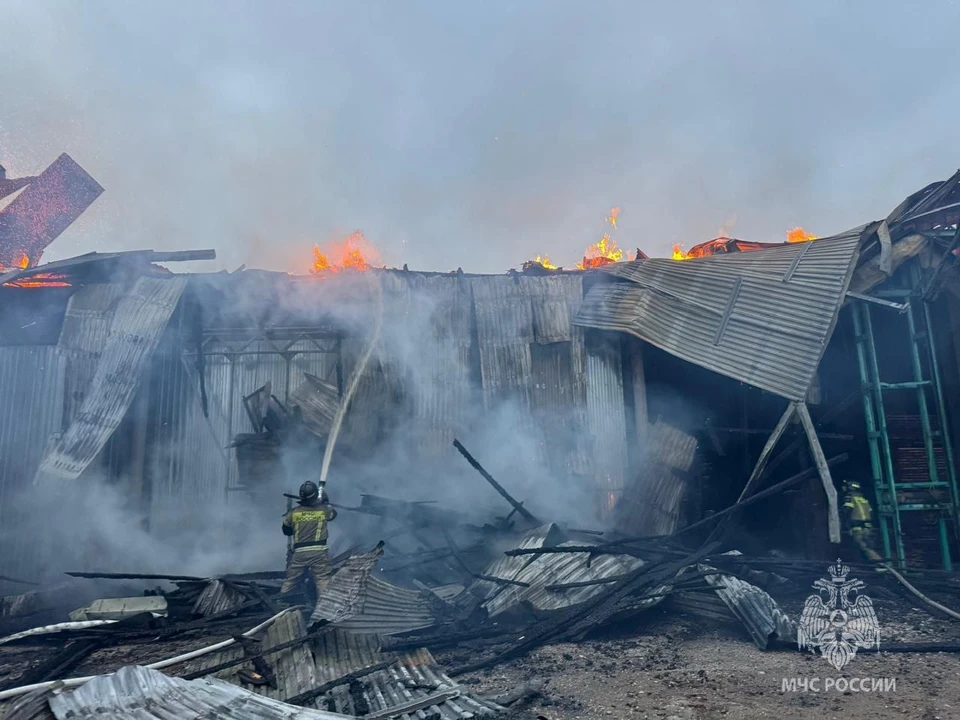 Мебельный цех загорелся в Махачкале0