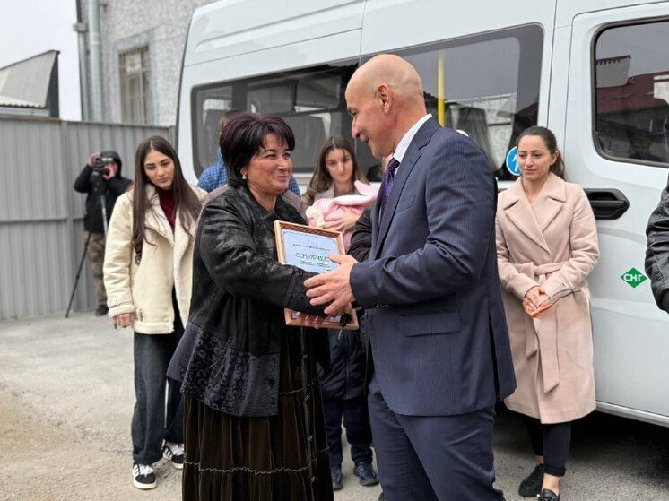 Многодетной матери из Кабардино-Балкарии подарили автобус
