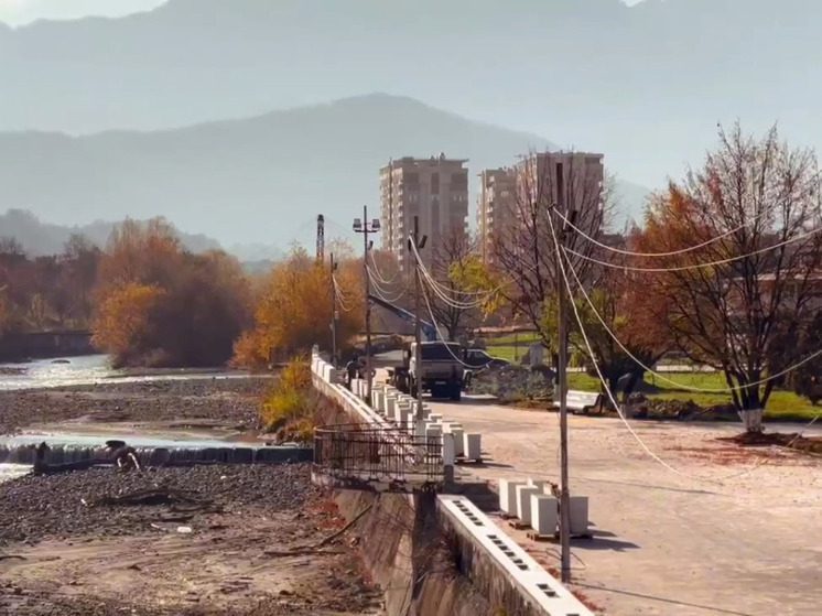 На набережной Терека во Владикавказе устанавливают новый парапет у памятника Иссе Плиеву