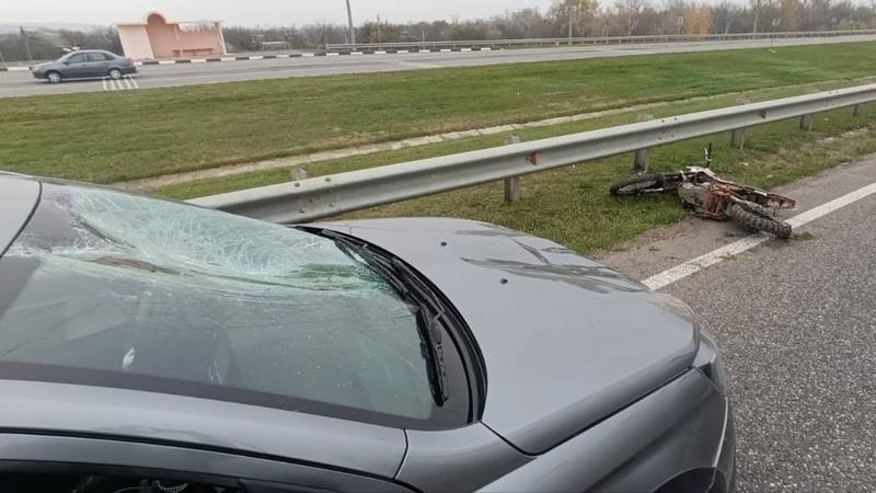 На Ставрополье 13-летний мальчик на питбайке врезался в «Ладу Весту»