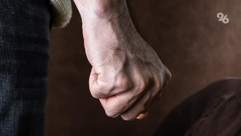 На Ставрополье мужчина требовал денег от матери и избил её, получив отказ