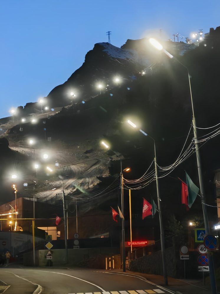 На трассах Приэльбрусья зажглось ночное освещение