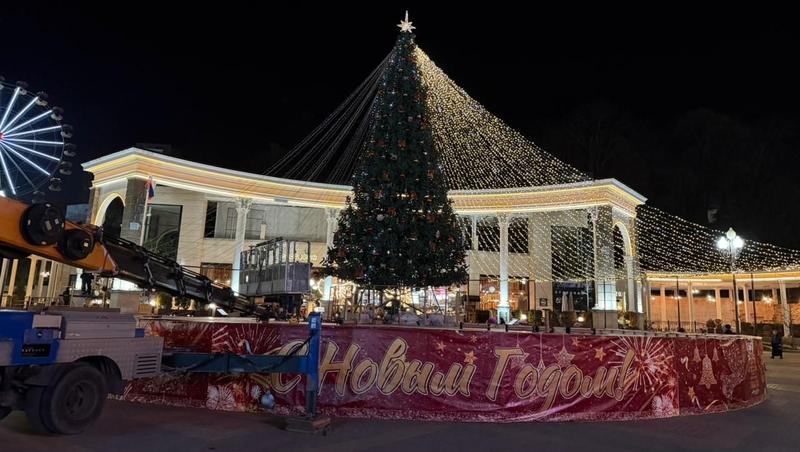 Новогодняя ёлка украсила главный цветомузыкальный фонтан Кисловодска