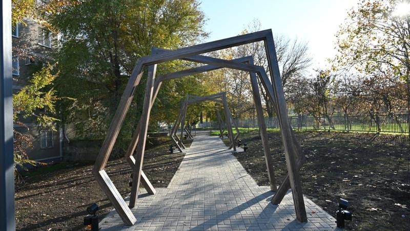 Обновлённый сквер площадью 13 тыс. кв. м появился в Солнечнодольске.