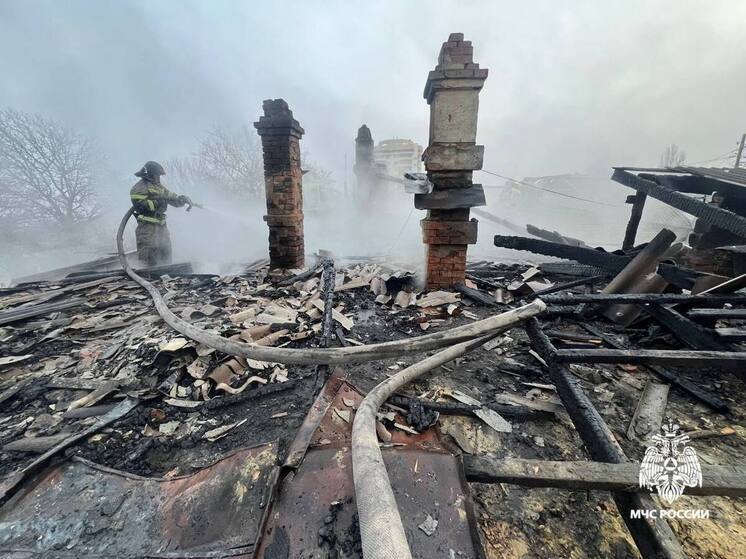 Один человек погиб при пожаре в жилом доме в Ставрополе, еще один пострадал