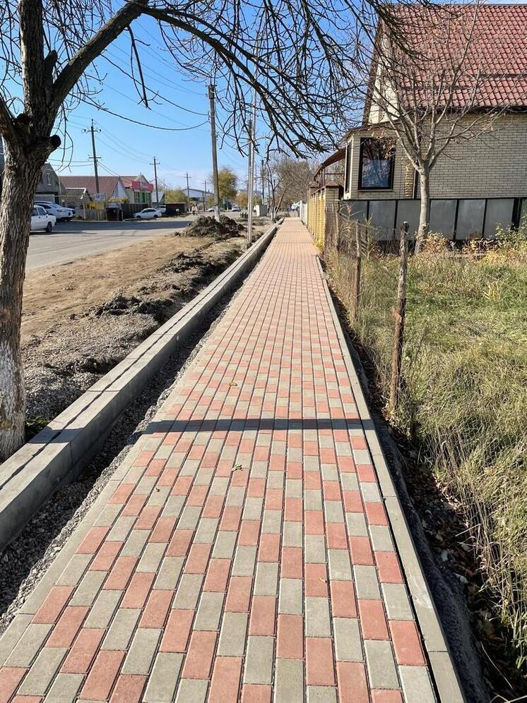 По инициативе жителей в селе Курсавка на Ставрополье ремонтируют тротуар