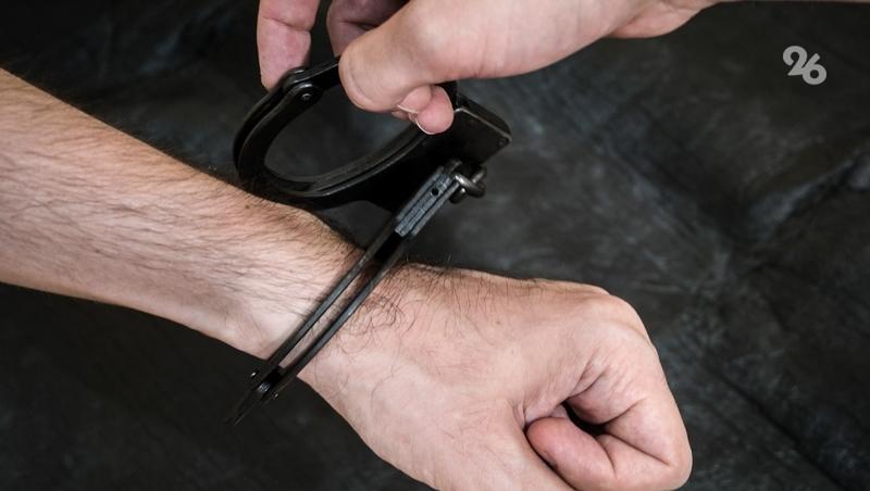 Подозреваемого в убийстве мужчины и попытке зарезать семью задержали в Дагестане