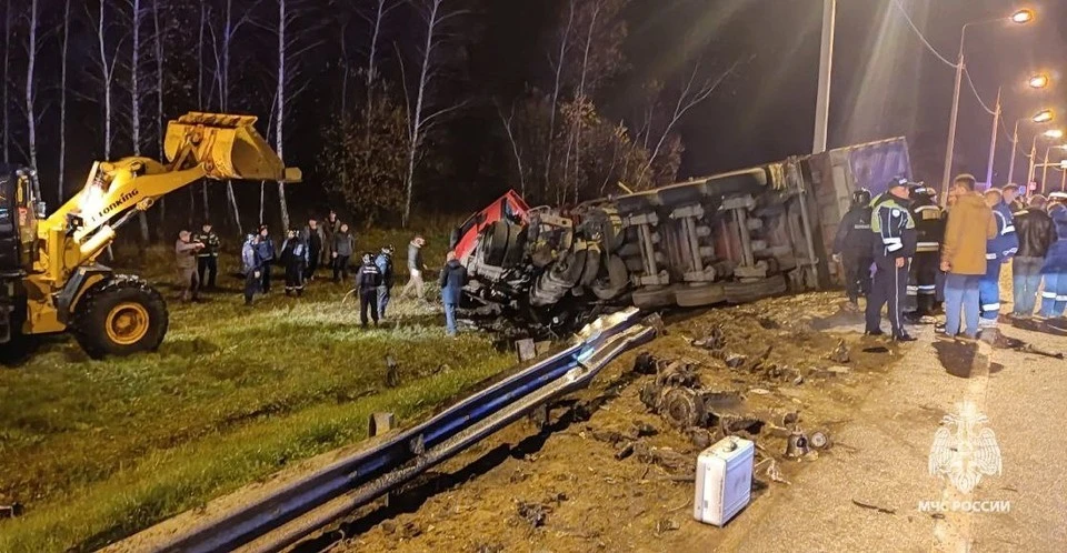 Подробности тройного ДТП по Орлом с шестью погибшими: микроавтобус столкнулся с грузовиком с щебнем0