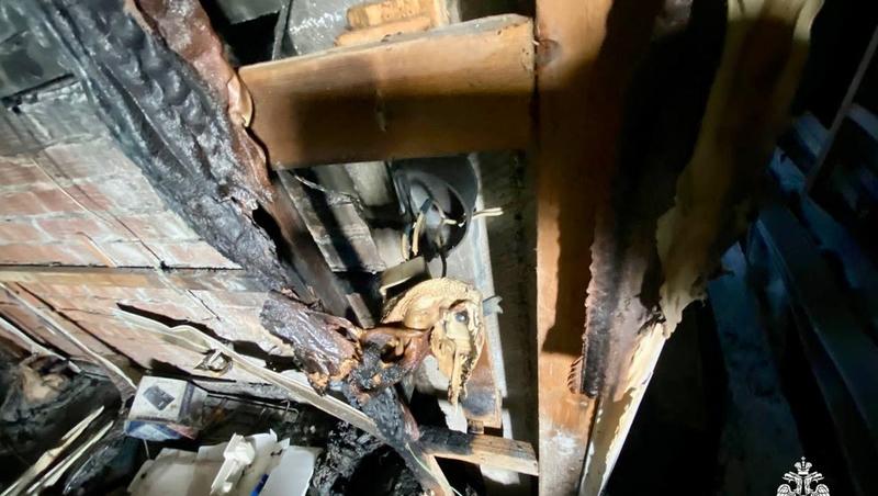 Пожар в рыночной подсобке потушили спасатели МЧС под Пятигорском