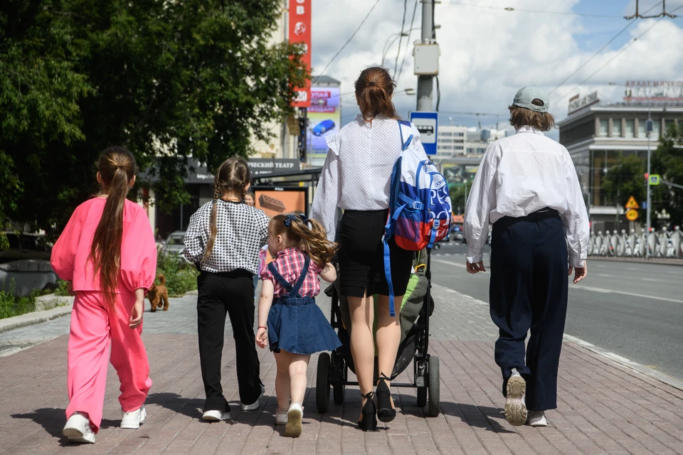 Россиянам напомнили о праве многодетных матерей на досрочную пенсию: что для этого нужно0