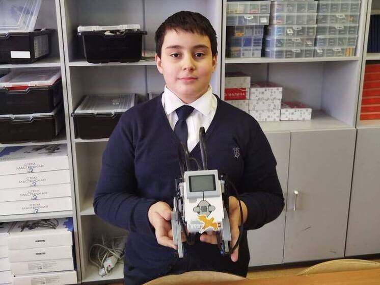 Школьник из Владикавказа создал умного робота-щенка «Бобика»