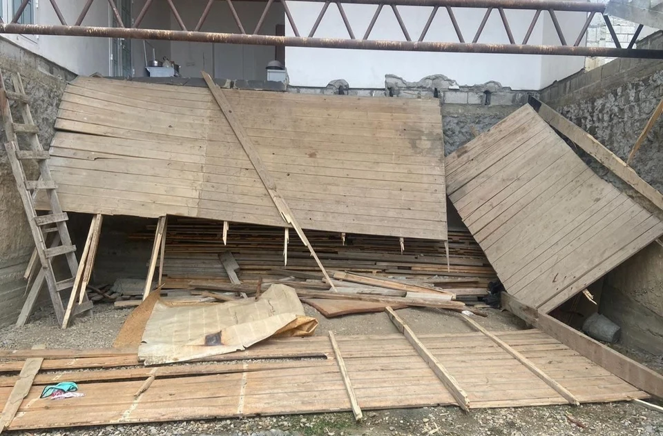 Следственный комитет начал проверку после обрушения балкона в Чечне0