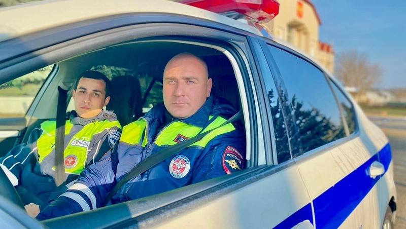 Сотрудники ГАИ в Ставрополе сопроводили в больницу женщину с ребёнком-инвалидом