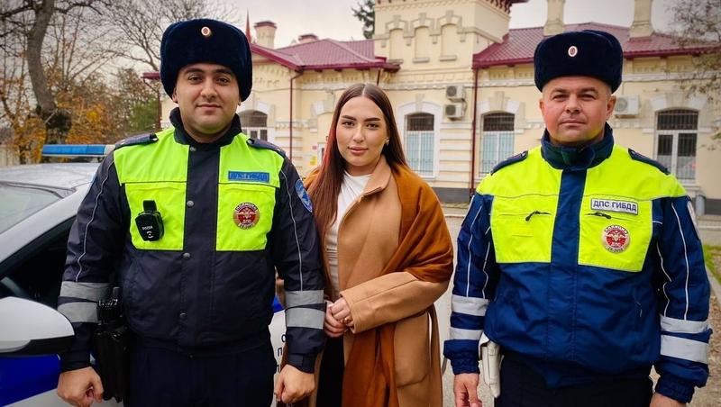 Сотрудники ГИБДД помогли водителю с разряженным аккумулятором в Железноводске