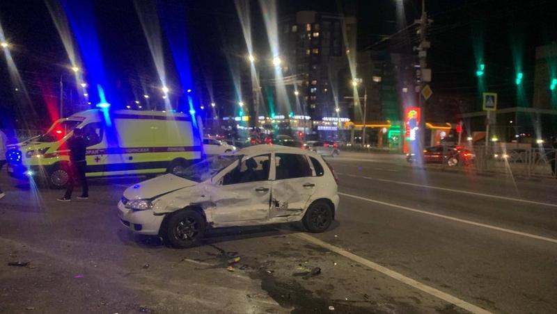 Три человека пострадали при перевороте «Лады» от удара с иномаркой в Ставрополе