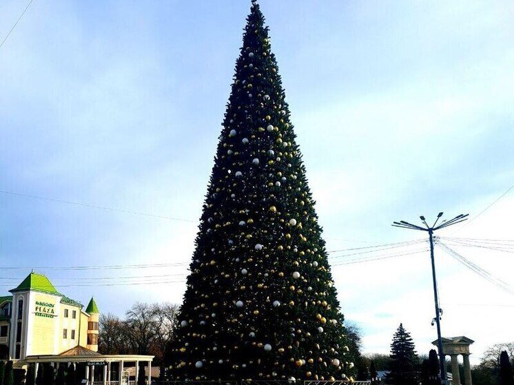 В Ессентуках установили новогоднюю ёлку и объявили парад Снегурочек