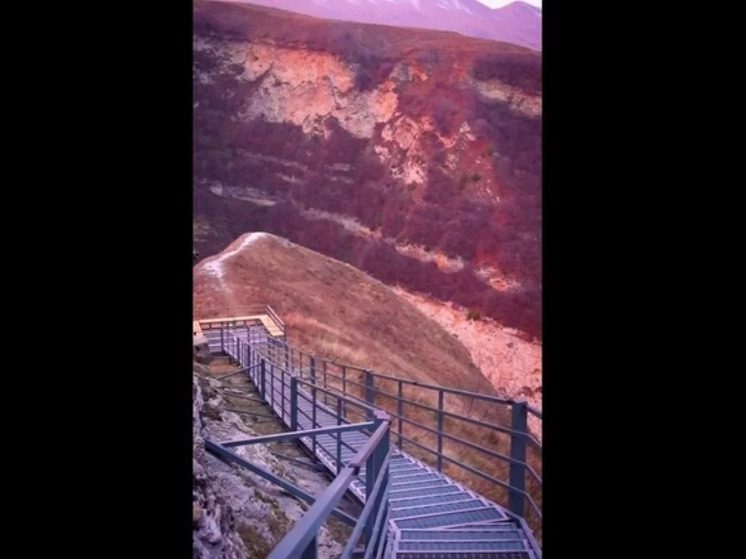 В горах Чечни открыли лестницу к пещере, насчитывающую тысячу ступеней