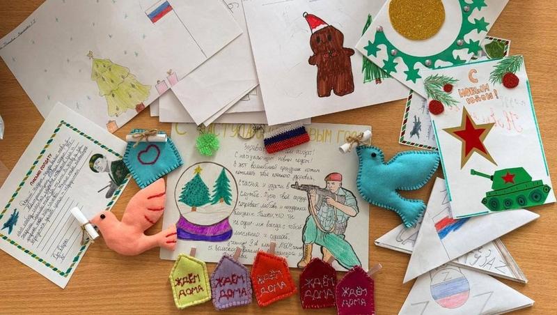 В Кировском округе школьники делают новогодние подарки для бойцов спецоперации