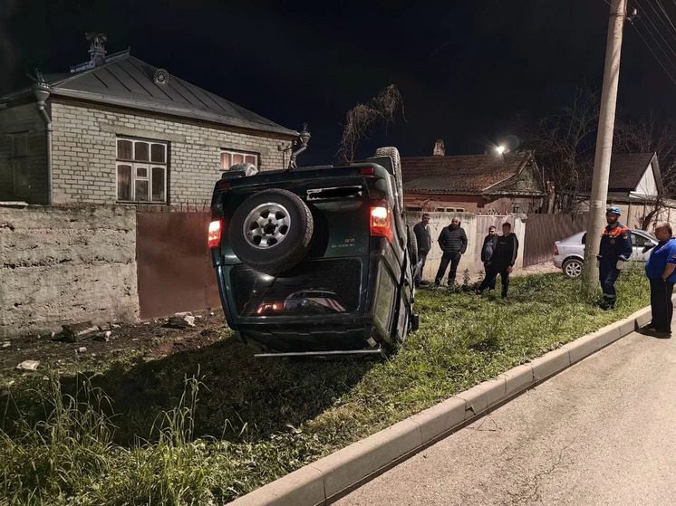 В Кисловодске в ДТП на улице Энгельса перевернулся внедорожник