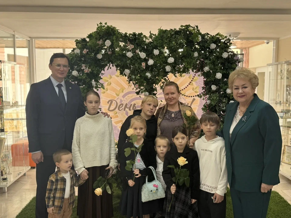 В Кисловодске Военный оркестр поздравил жен и матерей бойцов СВО с Днем матери0