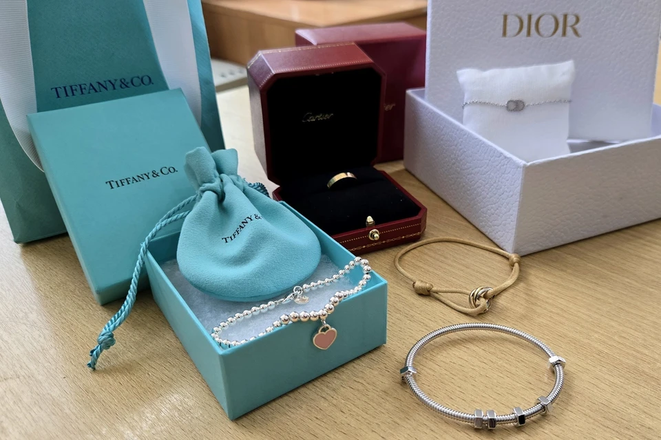 В Минводах задержали пассажирку с брендовыми украшениями из Дубая0