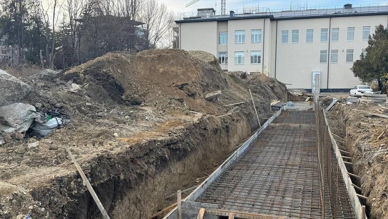 В новом корпусе детсада в Кисловодске идут работы по устройству подпорных стен
