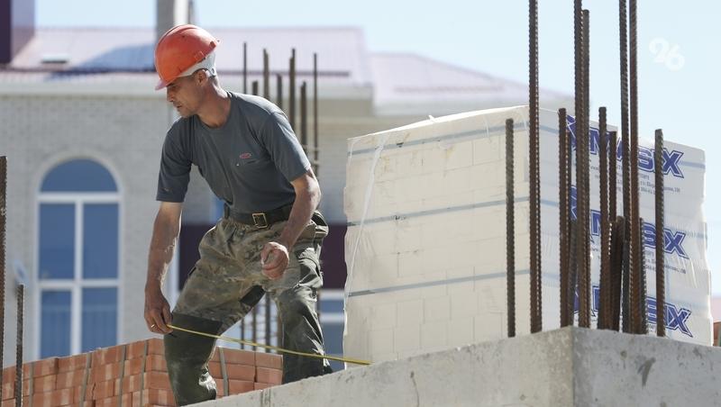 В новом корпусе детсада в Кисловодске идут работы по устройству подпорных стен