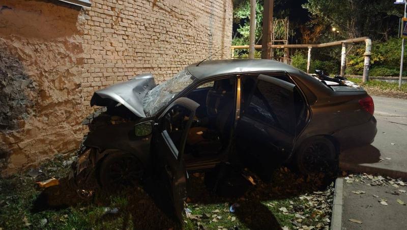 В Пятигорске водитель въехал в стену дома и погиб