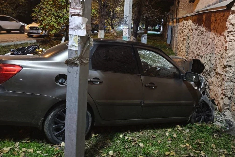В Пятигорске водитель врезался в стену дома и погиб на месте0