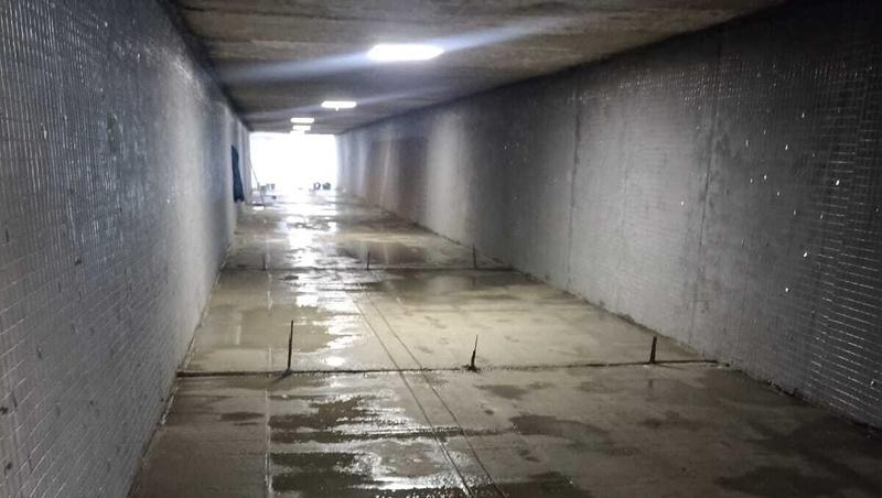 В подземном переходе на севере Ставрополя положили пол и оштукатурили стены