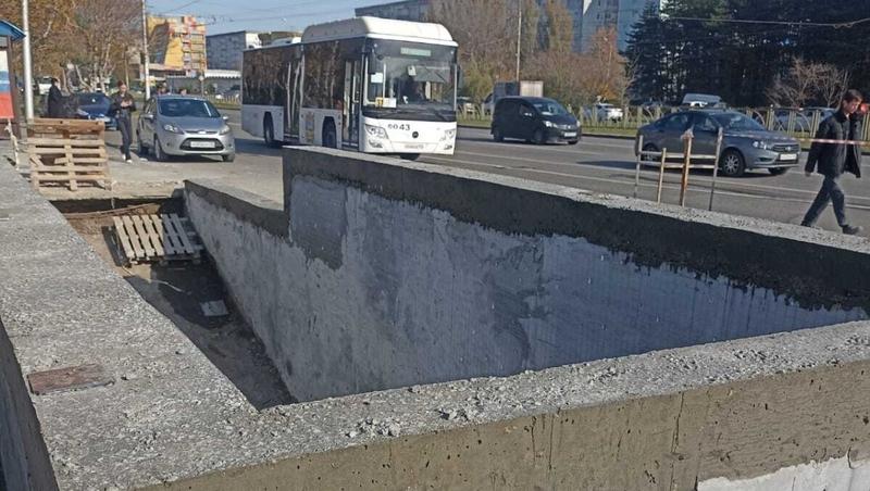 В подземном переходе на севере Ставрополя положили пол и оштукатурили стены