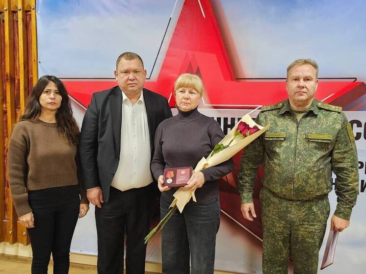 В Предгорном округе родственникам погибших военнослужащих вручили государственные награды