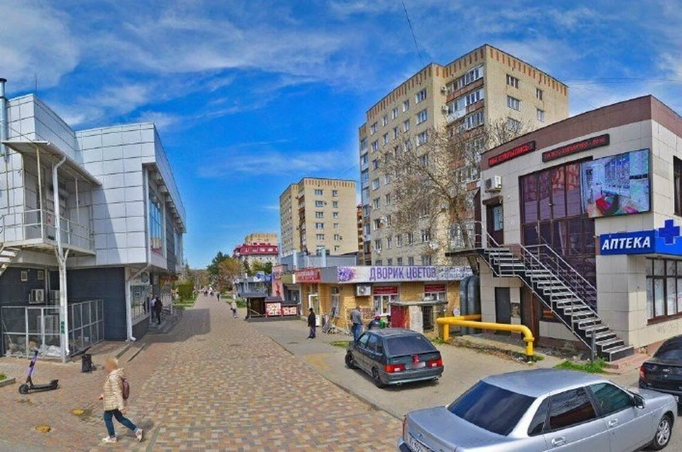 В Ставрополе через суд требуют убрать яркие вывески с фасадов здания0