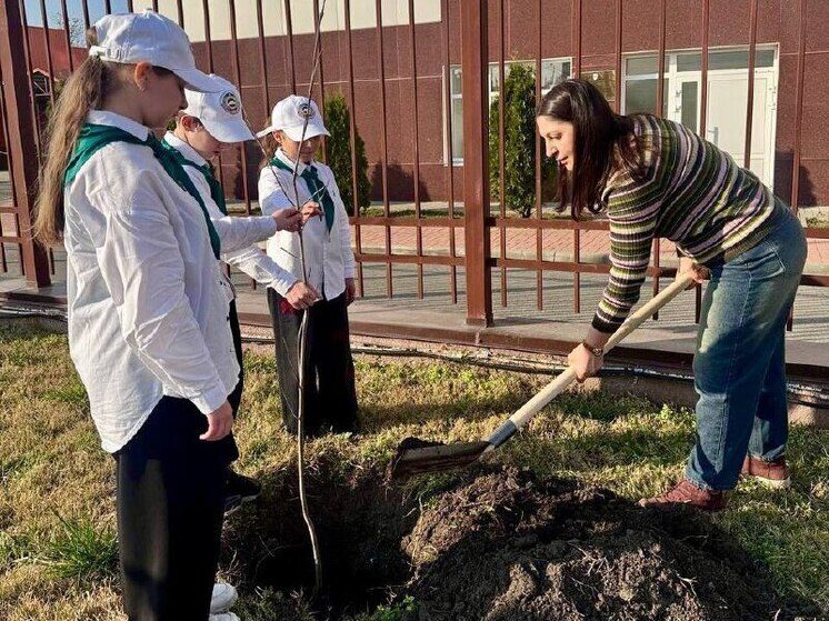 В столице КЧР в честь 80-летия Победы высадили 80 новых деревьев