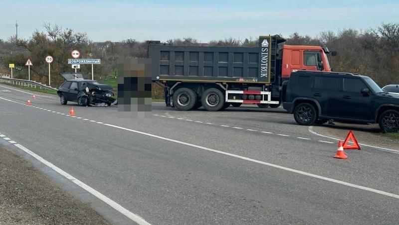 Водитель легковушки в Будённовском округе устроил аварию с грузовиком