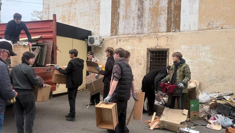 Волонтёры привели в порядок старое бомбоубежище в Кисловодске